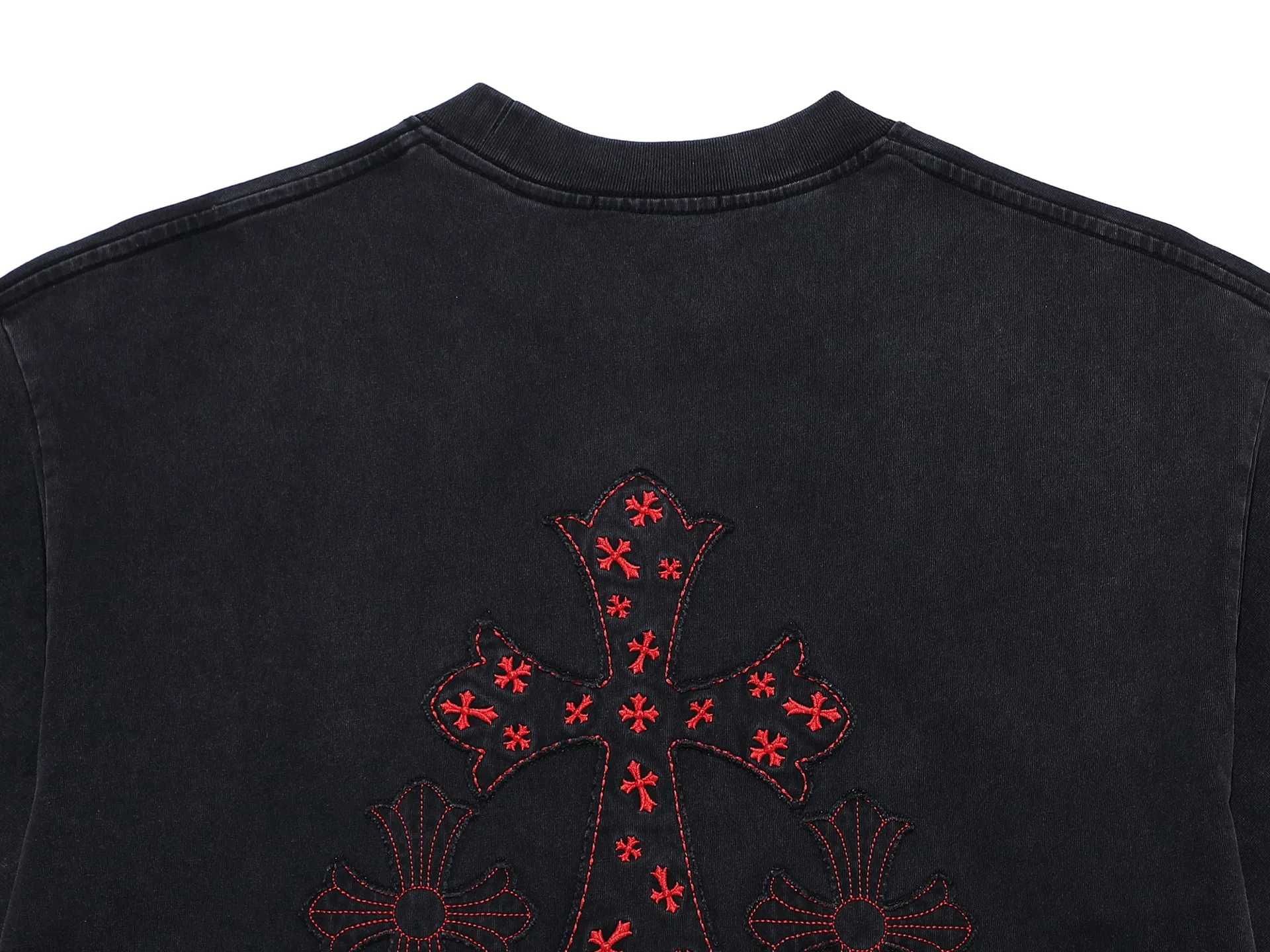 P170 280g exclusive version] Chro*e Hets Chro*e Hets 𝟐𝟎𝟐5 spring and summer washed and fried colors + hand-appliqué embroidery + three-dimensional stitching high-density embroidery round neck short sleeves. The latest 2025SS short sleeves adopt the washing and frying salt process by adding pumice to the washing water, allowing the pumice to rub against the clothes to achieve different washing effects. After washing, the cloth will appear gray and old, and sometimes slightly damaged. It is particularly textured and has a solid and delicate touch. Every inch of the fabric seems to have experienced the baptism of time. It has a classic fried salt retro distressed effect, as if you can smell the aroma of the years. The crack effect is not a flaw, but the unique mark of life of each T-shirt, showing its unique beauty. Wearing it, it seems that you can instantly travel to that retro era while standing at the forefront of the trend. For fashion trendsetters, this is not only clothing, but also a canvas for self-expression and endless possibilities. For brands, such fabrics can undoubtedly add a unique color to your product line. This old-fashioned feel is especially suitable for those friends who like retro style.  The inherited hand-made appliqué embroidery is a form of high-density embroidery, which is in the same category as the appliqué embroidery in Chinese Suzhou embroidery! The embroidery method is to cut the applique cloth according to the pattern requirements and paste it on the embroidery surface. Cotton and other materials are padded between the applique cloth and the embroidery surface to make the short-sleeved pattern bulge and have a three-dimensional effect. After the applique cloth is pasted, various stitches are used to lock the edges. The patch embroidery method is mainly based on pattern blocks, and the style is unique and elegant! After that, a high-density 10,000-needle embroidery machine is used to position, fix, and cover. The appliqué embroidery uses the same color embroidery as the short sleeves. The low-key, fashionable, and luxurious visual effect is simply perfect! ‌ Three-dimensional needle-stitching high-density embroidery, the stitching has a strong sense of line and three-dimensionality, the stitching is vivid and lively, and the coverage is also good. Three-dimensional needle-stitching embroidery technology is a brand-new embroidery technology that combines traditional embroidery technology with modern color concepts to create amazing artistic effects. This technology can instantly dye a white thread to create a natural color transition, giving your work a colorful effect. Whether it is flowers, animals or abstract patterns, three-dimensional needle embroidery technology can make them lifelike, as if giving them vitality. In this era of pursuing personalization and uniqueness, three-dimensional needle embroidery technology makes embroidery more personalized and charming, making you the center of attention whether in formal occasions or daily wear. In addition, three-dimensional needle embroidery technology is also durable and waterproof, so you don’t have to worry about it fading or being damaged. In short, it is an innovative craft that perfectly combines art and fashion, making the work more beautiful, unique and precious. If you want to make yourself more personalized and charming, try this round neck short sleeve!  The creative design of the triple process of washing and frying salt + three-dimensional stitching and high-density embroidery ➕ hand-appliquéd embroidery makes the whole piece of clothing full of exquisite craftsmanship. The clothing patterns are all hand-applied and high-density embroidery. The double embroidery is high-end and exquisite, and the patterns are fully integrated and echo each other. This short-sleeved short-sleeved shirt is low-key and carries a rock and punk style that is unique to Crowe. It is simply perfect! No matter from which angle you look at it, it shows a low-key and luxurious sense of fashion. It is an indispensable classic model that stands out among many spring and summer new models. It is outstanding, eye-catching and eye-catching! Avant-garde and retro, two styles are displayed on the same piece of clothing, colliding with unique creative sparks. It can be said to be avant-garde, full of personality, fashionable and versatile, and the same style for male and female couples! An excellent hit! Creative design, double embroidery, excellent craftsmanship, exquisite details and first-class feel! An excellent hit! It is made of 280 grams of double yarn and double ply dust-free imported pure cotton fabric. It has been washed and high-temperature shaped and pre-shrunk. The fabric is comfortable and breathable. It will not shrink after repeated washing. The fabric has a high-end and exquisite texture and a first-class feel! High-density embroidery has good firmness and is not easy to fall off! The detail processing is 100% perfect. It looks great no matter how you match it with various styles. High weight and high quality. Exclusive version. Non-market ordinary version. Enlarge real shot details. Instant sale of all versions. Compare at will. Quality is absolutely guaranteed. A must-have for fashionistas. Control it at will. Definitely one for everyone. A must-have for men and women couples! The most 🆕first release, the exclusive first release, the same style for men and women, classic, simple and versatile, and the quality is unquestionable!  Chrome Hearts is a famous Hollywood luxury brand founded by Richard Stark in 1988 with unique design style! The design style combines rock punk, street hip-hop and other low-key luxury styles. It adheres to pure handcrafting and exquisite design, so its value as a work of art has far exceeded the meaning of jewelry.  Color: Washed Black Size: S M L XL